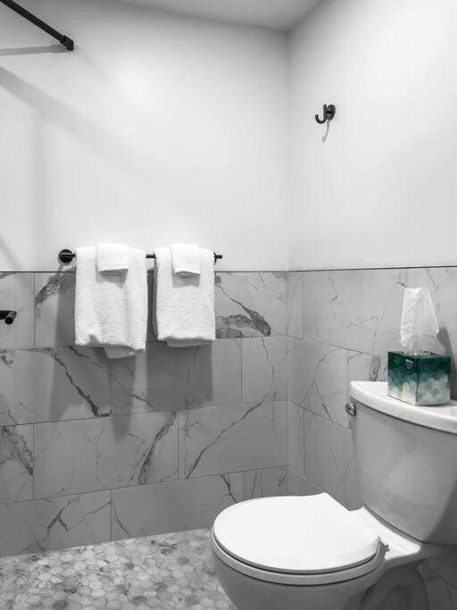 Apartment 2 King Beds, Historic Dtwn Hotel, Steps 2 Restaurants # 405 Bangor